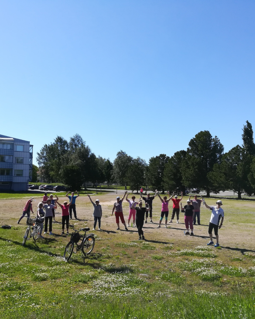 Kesän puistojumpat ovat suosittuja! Jumppaajat puistossa.
