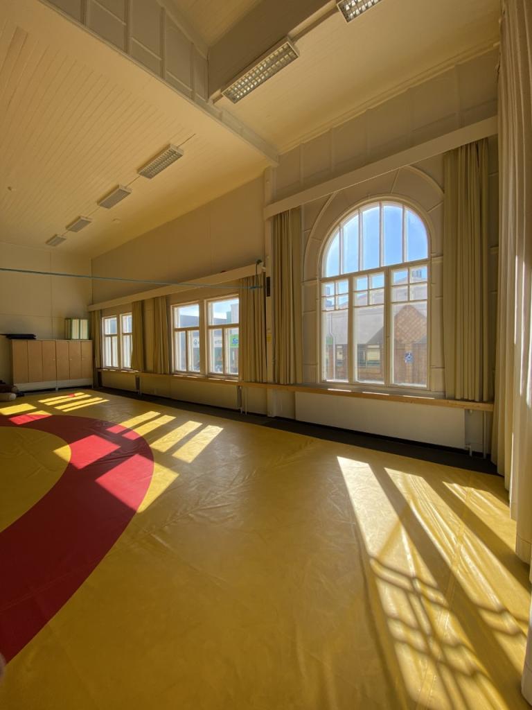 Aurinkoinen liikuntasali.